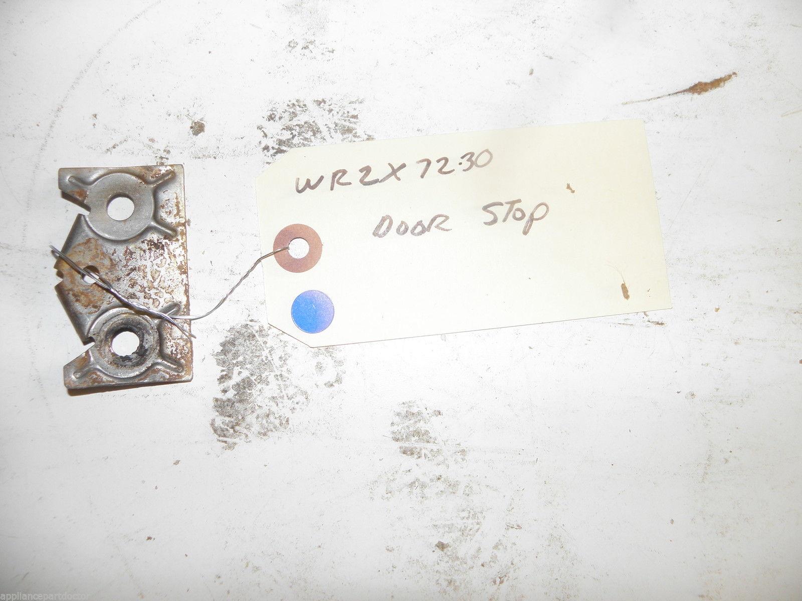 GE REFRIGERATOR WR2X7230 DOOR STOP USED PART ASSEMBLY F/S GE REFRIGERATOR WR2X7230 DOOR STOP USED PART ASSEMBLY F/S